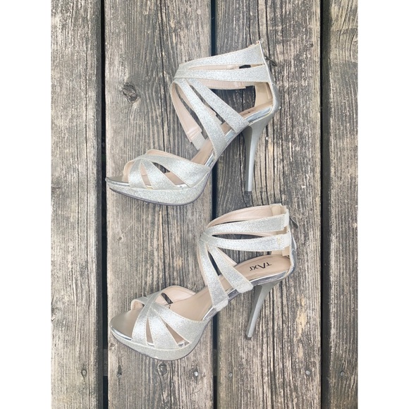 🌸2/$30 Taxi silver strappy high heeled shoes - Picture 2 of 8
